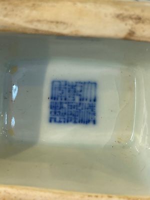 Vase de forme 'fanghu' en porcelaine de Chine en bleu et blanc aux rinceaux de lotus, marque de Qianlong, 19/20ème — photo 8