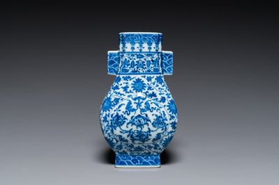 Vase de forme 'fanghu' en porcelaine de Chine en bleu et blanc aux rinceaux de lotus, marque de Qianlong, 19/20ème
