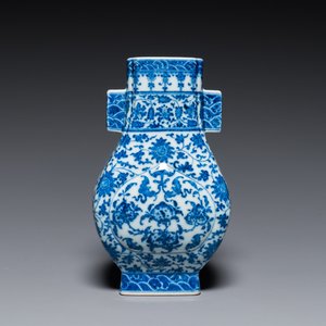 Vase de forme 'fanghu' en porcelaine de Chine en bleu et blanc aux rinceaux de lotus, marque de Qianlong, 19/20ème — photo 1