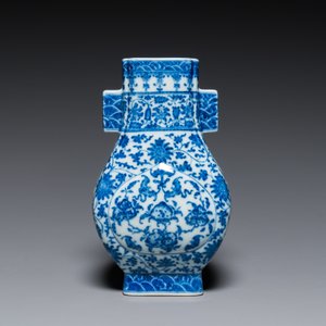 Vase de forme 'fanghu' en porcelaine de Chine en bleu et blanc aux rinceaux de lotus, marque de Qianlong, 19/20ème — photo 2