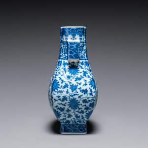 Vase de forme 'fanghu' en porcelaine de Chine en bleu et blanc aux rinceaux de lotus, marque de Qianlong, 19/20ème — photo 4