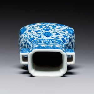 Vase de forme 'fanghu' en porcelaine de Chine en bleu et blanc aux rinceaux de lotus, marque de Qianlong, 19/20ème — photo 6