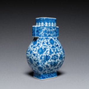 Vase de forme 'fanghu' en porcelaine de Chine en bleu et blanc aux rinceaux de lotus, marque de Qianlong, 19/20ème — photo 7