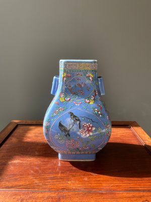 Vase de forme 'fanghu' en porcelaine de Chine famille rose sur fond bleu, marque et époque de Guangxu — photo 1