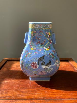 Vase de forme 'fanghu' en porcelaine de Chine famille rose sur fond bleu, marque et époque de Guangxu — photo 3