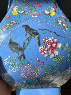 Vase de forme 'fanghu' en porcelaine de Chine famille rose sur fond bleu, marque et époque de Guangxu — photo 8