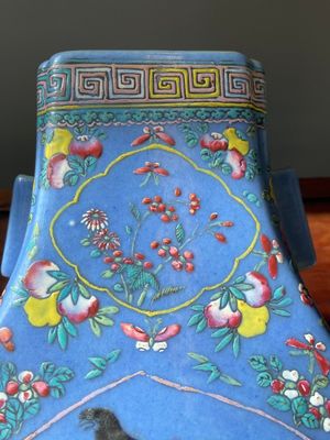 Vase de forme 'fanghu' en porcelaine de Chine famille rose sur fond bleu, marque et époque de Guangxu — photo 9