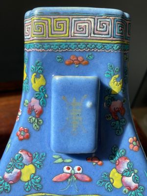 Vase de forme 'fanghu' en porcelaine de Chine famille rose sur fond bleu, marque et époque de Guangxu — photo 10