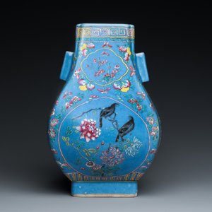 Vase de forme 'fanghu' en porcelaine de Chine famille rose sur fond bleu, marque et époque de Guangxu — photo 2
