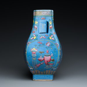 Vase de forme 'fanghu' en porcelaine de Chine famille rose sur fond bleu, marque et époque de Guangxu — photo 3