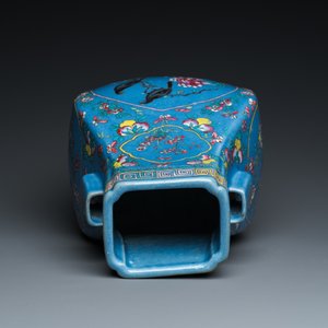 Vase de forme 'fanghu' en porcelaine de Chine famille rose sur fond bleu, marque et époque de Guangxu — photo 6