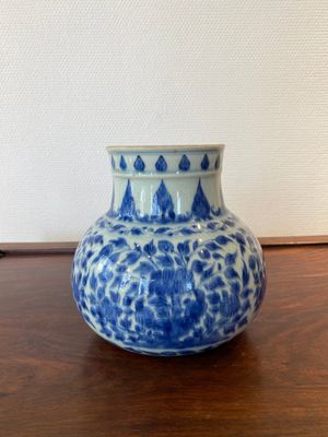 Vase de forme globulaire en porcelaine de Chine en bleu et blanc pour le marché islamique, Kangxi — photo 1
