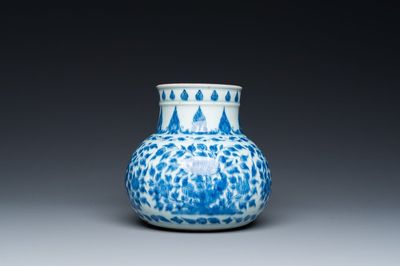 Vase de forme globulaire en porcelaine de Chine en bleu et blanc pour le marché islamique, Kangxi
