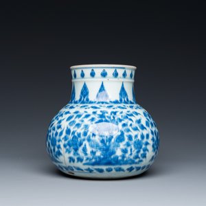 Vase de forme globulaire en porcelaine de Chine en bleu et blanc pour le marché islamique, Kangxi — photo 3