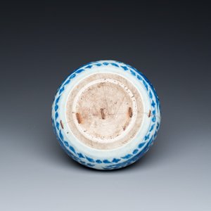 Vase de forme globulaire en porcelaine de Chine en bleu et blanc pour le marché islamique, Kangxi — photo 6