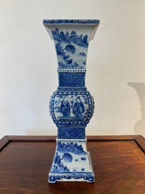Vase de forme 'gu' carré en porcelaine de Chine en bleu et blanc, 19ème — photo 4