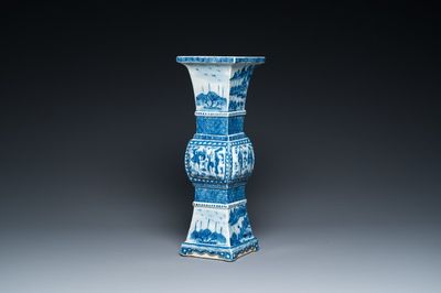 Vase de forme 'gu' carré en porcelaine de Chine en bleu et blanc, 19ème