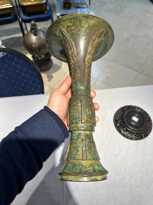 Vase de forme 'gu' en bronze dans le style de Shang sur socle en bois, Chine, 19/20ème — photo 1