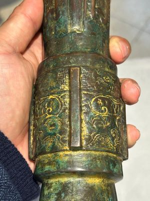 Vase de forme 'gu' en bronze dans le style de Shang sur socle en bois, Chine, 19/20ème — photo 2