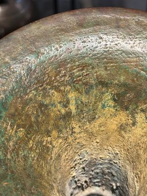 Vase de forme 'gu' en bronze dans le style de Shang sur socle en bois, Chine, 19/20ème — photo 8