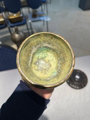 Vase de forme 'gu' en bronze dans le style de Shang sur socle en bois, Chine, 19/20ème — photo 10