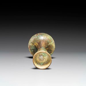 Vase de forme 'gu' en bronze dans le style de Shang sur socle en bois, Chine, 19/20ème — photo 5