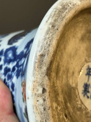 Vase de forme 'gu' en porcelaine de Chine doucai à décor de coq, marque de Qianlong, 19ème — photo 15