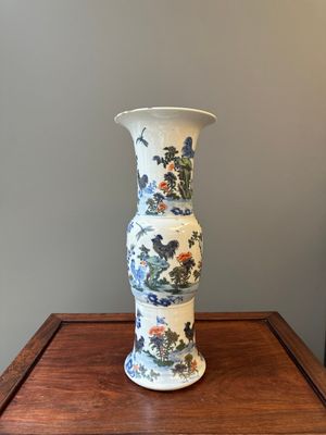 Vase de forme 'gu' en porcelaine de Chine doucai à décor de coq, marque de Qianlong, 19ème — photo 2