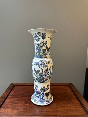 Vase de forme 'gu' en porcelaine de Chine doucai à décor de coq, marque de Qianlong, 19ème — photo 3