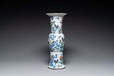 Vase de forme 'gu' en porcelaine de Chine doucai à décor de coq, marque de Qianlong, 19ème