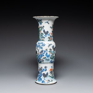 Vase de forme 'gu' en porcelaine de Chine doucai à décor de coq, marque de Qianlong, 19ème — photo 1