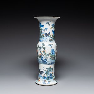 Vase de forme 'gu' en porcelaine de Chine doucai à décor de coq, marque de Qianlong, 19ème — photo 3
