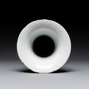 Vase de forme 'gu' en porcelaine de Chine doucai à décor de coq, marque de Qianlong, 19ème — photo 5