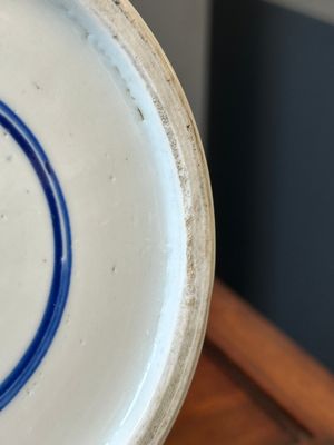 Vase de forme 'gu' en porcelaine de Chine en bleu et blanc à décor de rinceaux de chrysanthème, Kangxi — photo 11