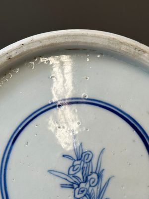 Vase de forme 'gu' en porcelaine de Chine en bleu et blanc à décor de rinceaux de chrysanthème, Kangxi — photo 12