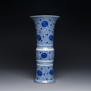 Vase de forme 'gu' en porcelaine de Chine en bleu et blanc à décor de rinceaux de chrysanthème, Kangxi — photo 1