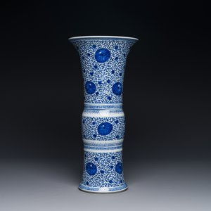 Vase de forme 'gu' en porcelaine de Chine en bleu et blanc à décor de rinceaux de chrysanthème, Kangxi — photo 2