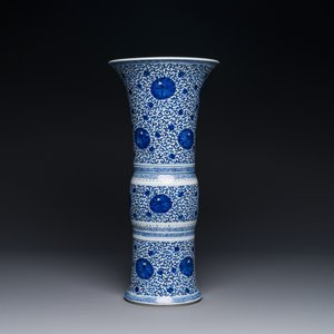 Vase de forme 'gu' en porcelaine de Chine en bleu et blanc à décor de rinceaux de chrysanthème, Kangxi — photo 4