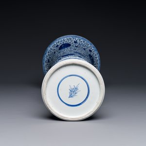 Vase de forme 'gu' en porcelaine de Chine en bleu et blanc à décor de rinceaux de chrysanthème, Kangxi — photo 6