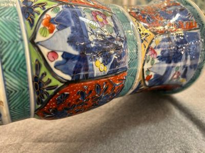 Vase de forme 'gu' en porcelaine de Chine en bleu et blanc surdécoré en Europe, Kangxi — photo 13