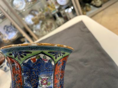 Vase de forme 'gu' en porcelaine de Chine en bleu et blanc surdécoré en Europe, Kangxi — photo 2