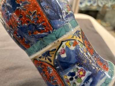 Vase de forme 'gu' en porcelaine de Chine en bleu et blanc surdécoré en Europe, Kangxi — photo 7