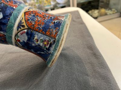 Vase de forme 'gu' en porcelaine de Chine en bleu et blanc surdécoré en Europe, Kangxi — photo 9