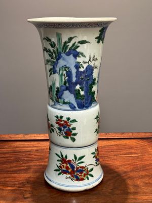 Vase de forme 'gu' en porcelaine de Chine wucai à décor figuratif, époque Transition — photo 3