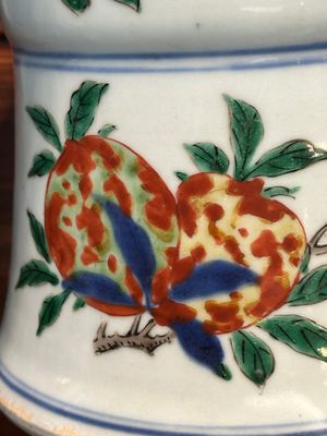 Vase de forme 'gu' en porcelaine de Chine wucai à décor figuratif, époque Transition — photo 9