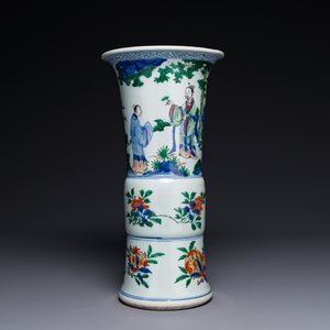 Vase de forme 'gu' en porcelaine de Chine wucai à décor figuratif, époque Transition — photo 1