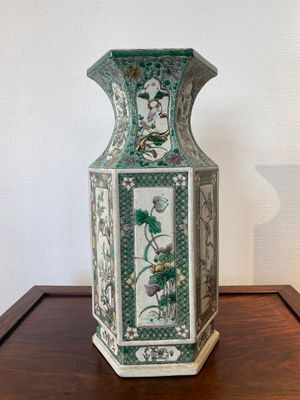 Vase de forme hexagonale en biscuit émaillé vert, Chine, 19ème — photo 3