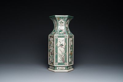 Vase de forme hexagonale en biscuit émaillé vert, Chine, 19ème