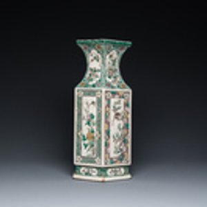 Vase de forme hexagonale en biscuit émaillé vert, Chine, 19ème — photo 2
