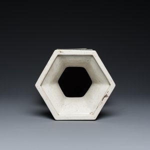 Vase de forme hexagonale en biscuit émaillé vert, Chine, 19ème — photo 5